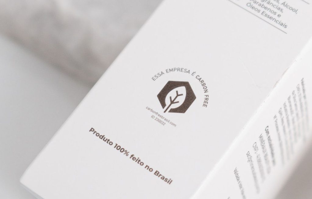 Selo Carbon Free Brasil em embalagem de produto, representando certificação e comprovação de sustentabilidade
