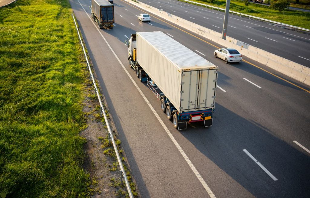 Logística e transporte como fonte de emissões e custos operacionais.