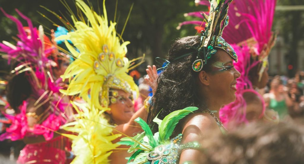 Desfile de escolas de samba com materiais sustentáveis
