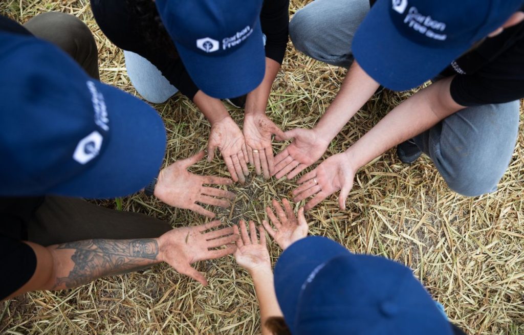 plantio de integração 2026 em Itapetininga com participantes plantando árvores nativas