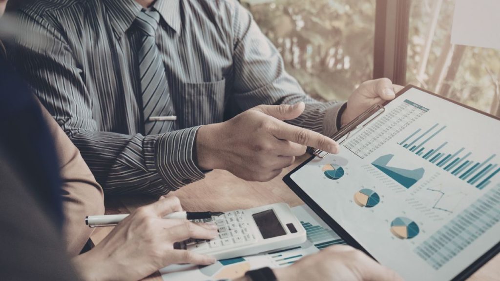 Executivo analisando dados financeiros e indicadores de risco em ambiente corporativo, representando decisões baseadas no IFRS S2