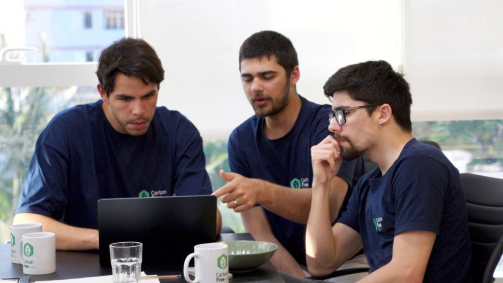 Equipe analisando dados relacionados à certificação climática em ambiente corporativo