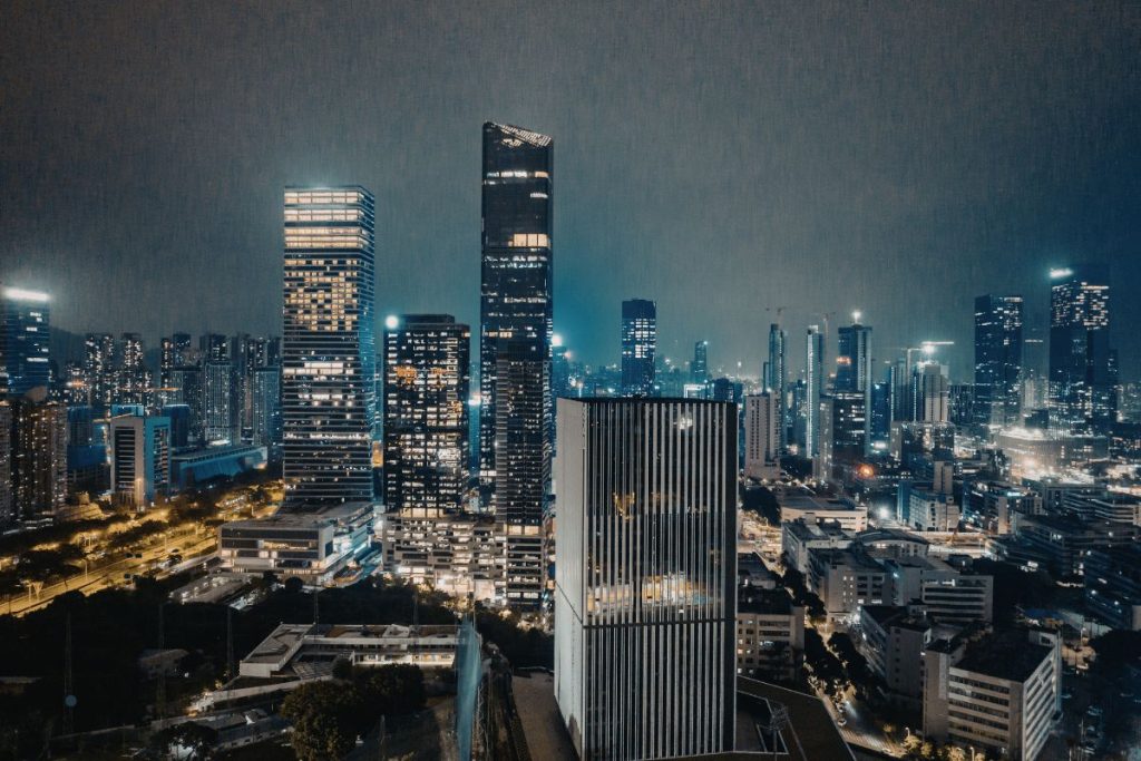 Cidade iluminada à noite representando o consumo energético crescente impulsionado por tecnologias digitais