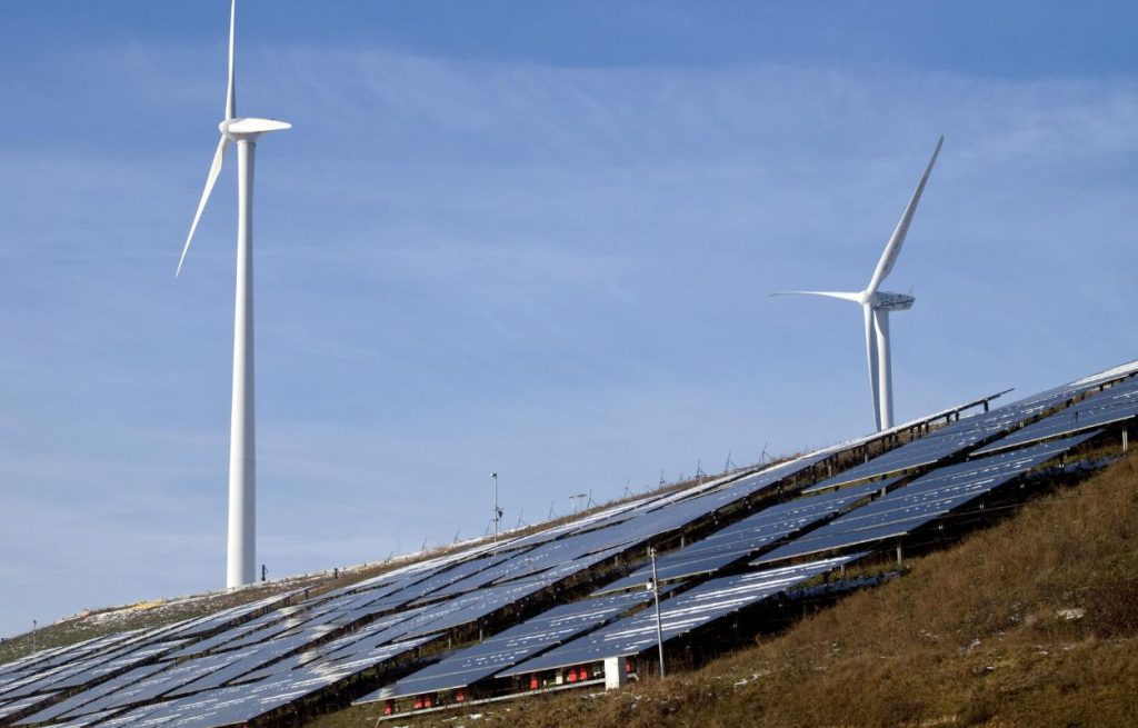 Painéis solares e turbinas eólicas como exemplo de redução de emissões e eficiência energética na operação